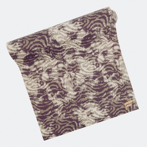 Fabletics - The Essential Yoga Mat: Smokey Runyon - Picture 3 of 5